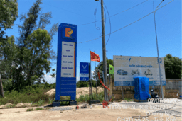 [11.07.23] Sản xuất và lắp đặt hoàn thiện biển trạm sạc Vinfast tại CHXD Petrolimex Quảng Ngãi