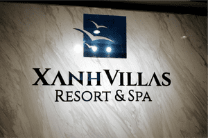 [25.12.17] Manufacturing and installing 2 logo sets for Xanh Villas Resort &amp; Spa