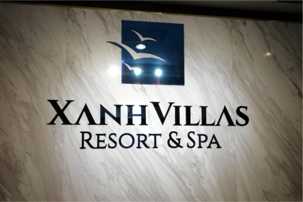 [25.12.17] Manufacturing and installing 2 logo sets for Xanh Villas Resort &amp; Spa