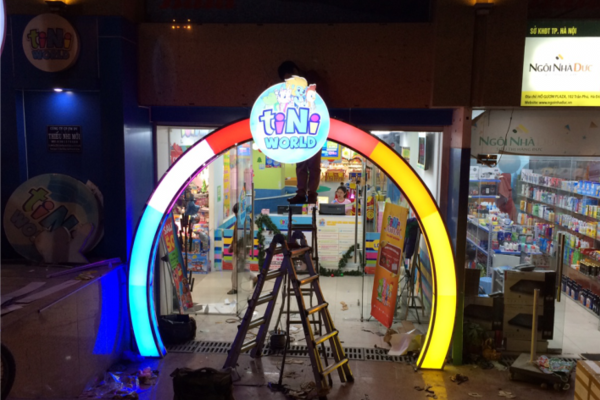 [05.01.18] Manufacturing signboards in Ho Guom Plaza